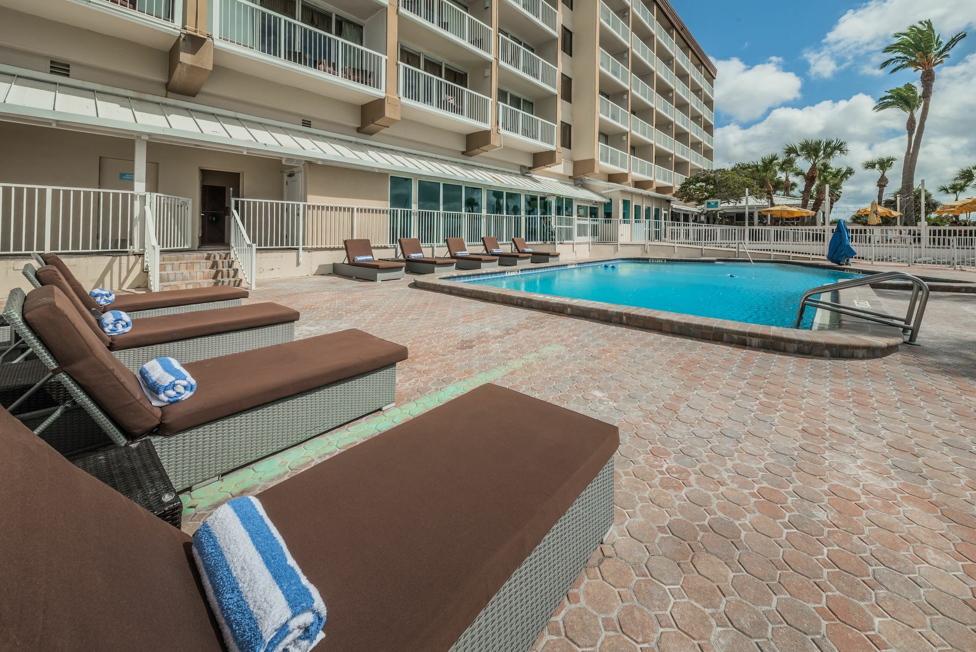 Dreamview Beachfront Hotel & Resort Клиъруотър Бийч Екстериор снимка